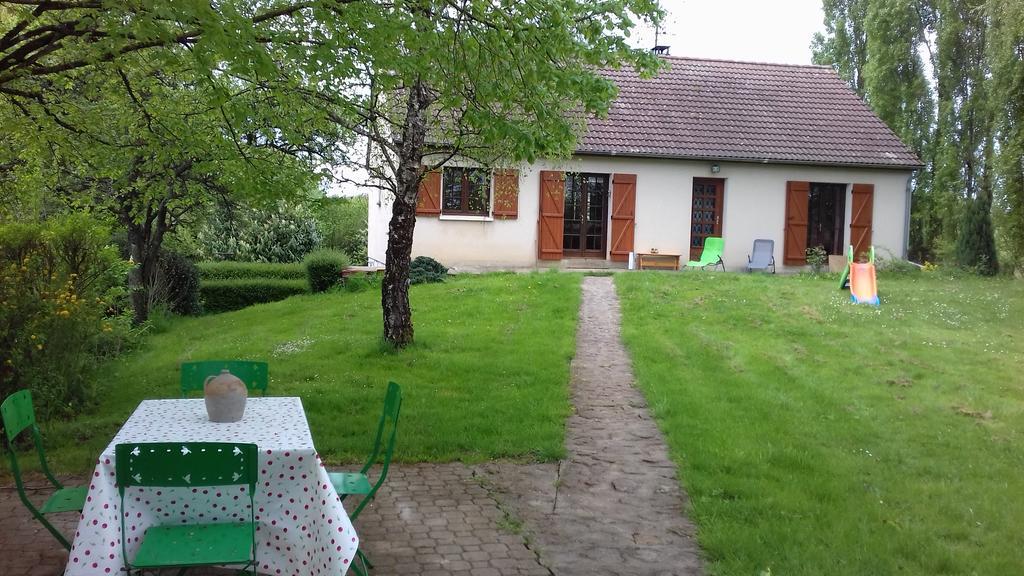 Вилла Gite Du Vieux Charme Saint-Amand-en-Puisaye Экстерьер фото